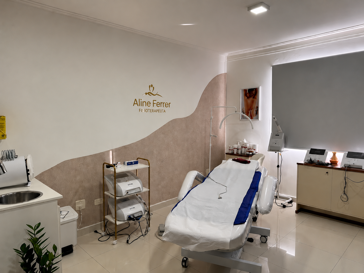 Sala de atendimento com maca e equipamentos